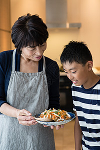 奶奶向孙子展示料理图片