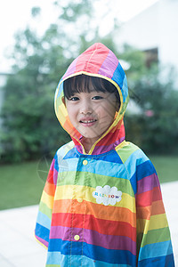 穿彩色雨衣的小男孩图片