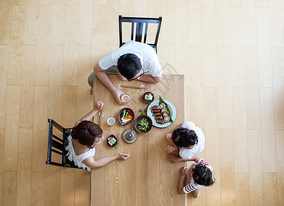 家庭聚餐俯视图图片