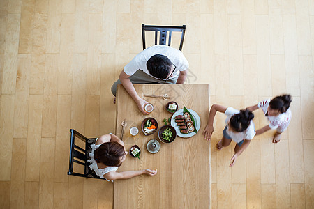 一家人餐桌吃饭俯视图图片