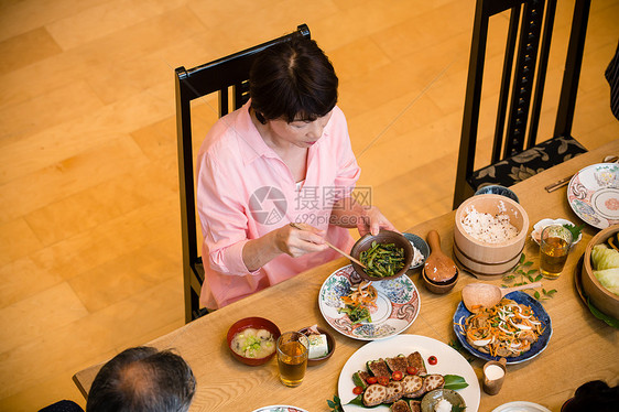 家庭聚餐吃饭图片