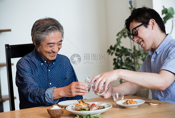 父子餐桌吃饭倒酒图片