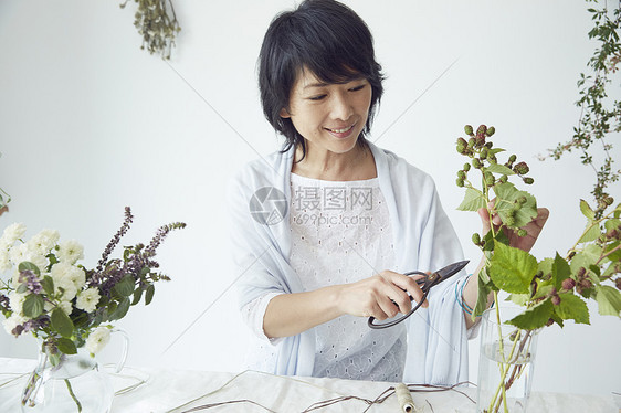 成熟知性女人学习插花图片