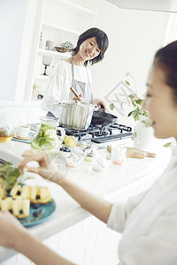 成熟知性女人在明亮的厨房里图片