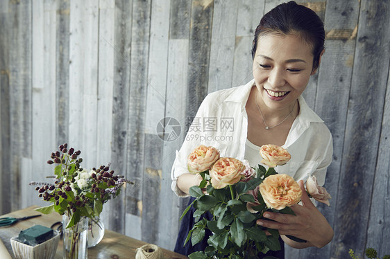 成熟知性女人学习插花图片