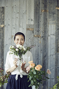 成熟知性女人学习插花图片