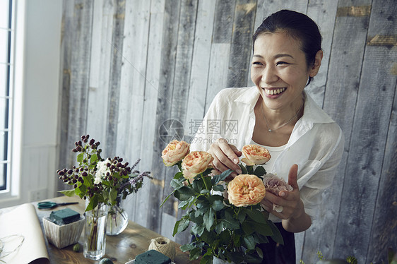 成熟知性女人插花布置图片