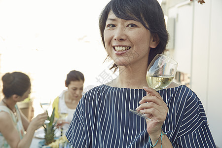 天台聚会干杯的优雅女人们形象图片