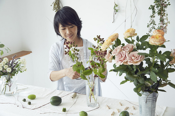 成熟知性女人插花布置图片