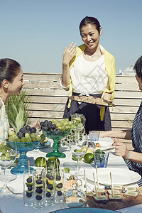 女人们的花园聚会就餐图片