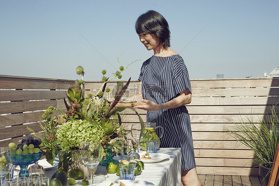 布置花园聚会的优雅女性图片