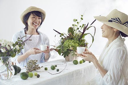 喝下午茶的妇女图片