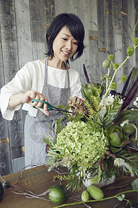 修剪花枝的妇女图片