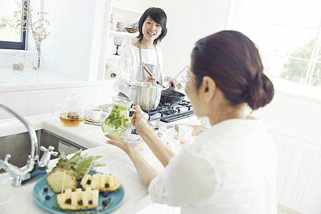 厨房里烹饪美食的家庭妇女图片