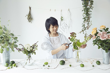 插花布置的成熟知性女人图片