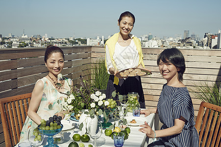 户外花园聚餐的女人们图片