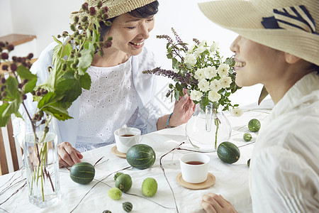 享受花艺下午茶的优雅女人图片