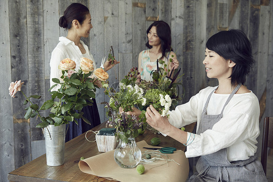 插花园艺老师和学生图片