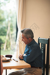 餐桌上准备吃饭的男子图片