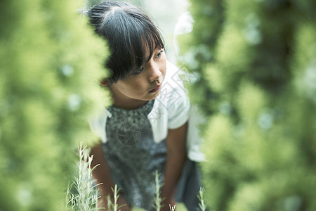 花园里玩耍的小女孩图片