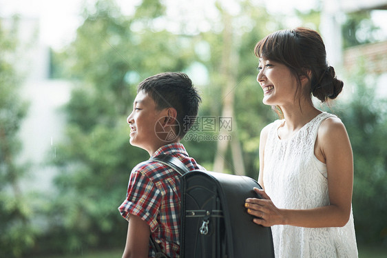 送儿子上学的妈妈图片