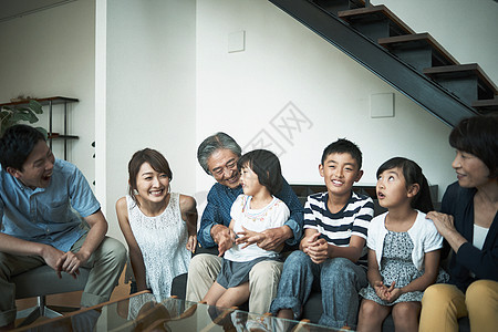 在客厅休闲的一家人图片