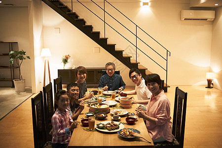 夜晚一起吃饭的一家人图片
