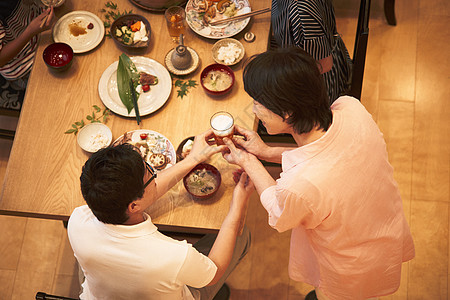 家庭聚会朋友用餐图片