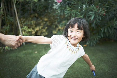小女孩在花园玩耍图片