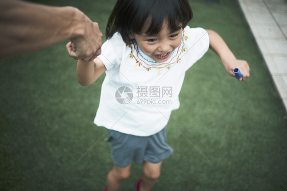 小女孩在花园玩耍图片