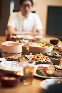 餐桌上丰盛的美食图片