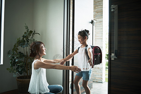 妈妈迎接孩子放学形象图片素材