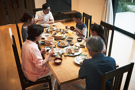 家庭朋友用餐图片