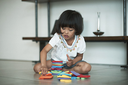 客厅里玩积木的小女孩图片