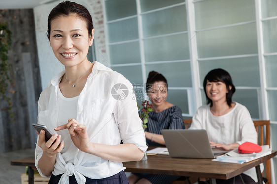 办公室里朋友们一起聚会图片