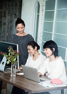 女人在办公室里聚会图片