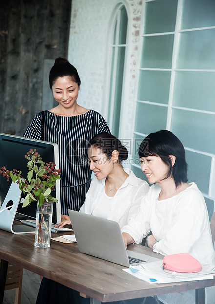 女人在办公室里聚会图片