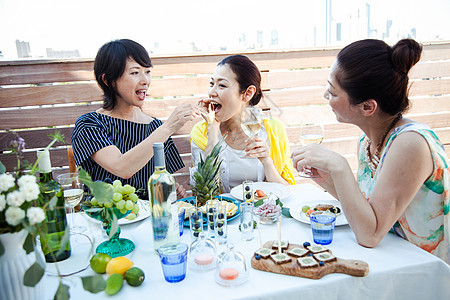 美女们花园聚会吃饼干图片