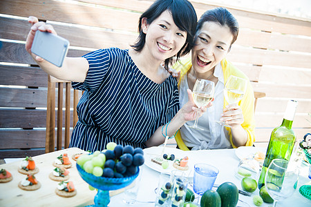 花园聚会自拍的女性图片