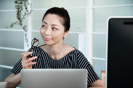 办公室里优雅的女人图片