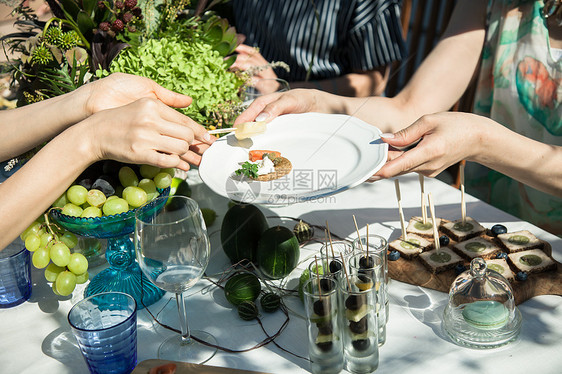 花园聚会上呈递美食特写图片