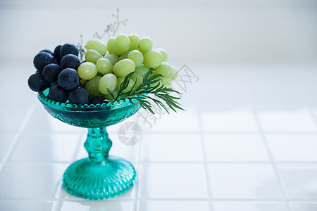 蓝色玻璃上的水果图片