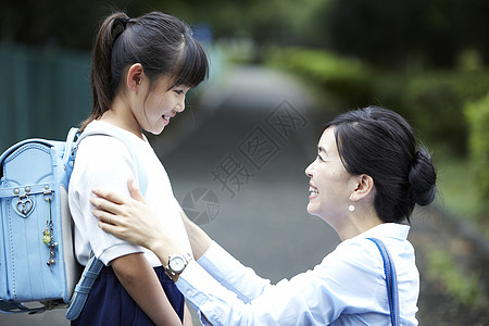 日本妈妈妈妈送孩子上学背景