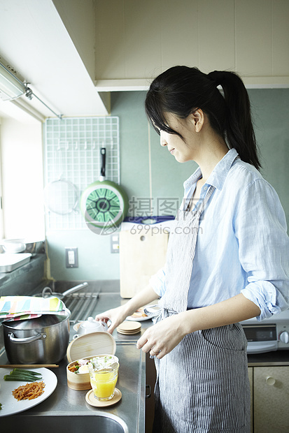 家庭主妇制作便当图片