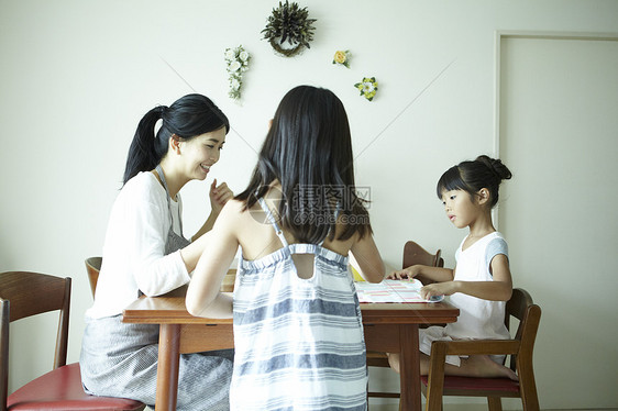 妈妈和孩子在家里一起度过时间图片