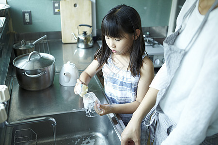 女儿帮妈妈分担家务洗碗图片