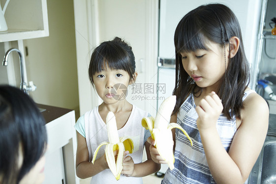 小女孩在家吃香蕉图片