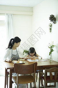 母女居家餐桌吃早餐图片