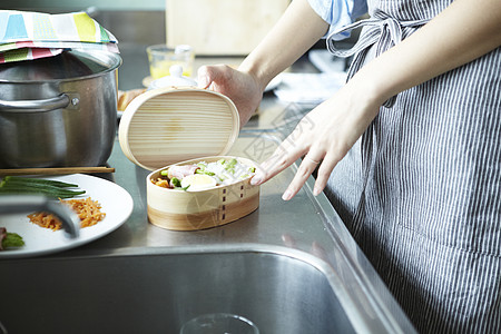 制作盒饭便当特写高清图片