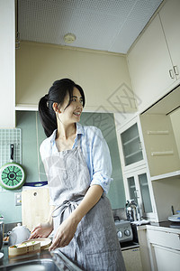 厨房里做家事的妇女深情高清图片素材